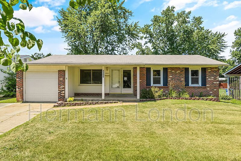 2365 N Pointe Ln in Florissant, MO - Building Photo
