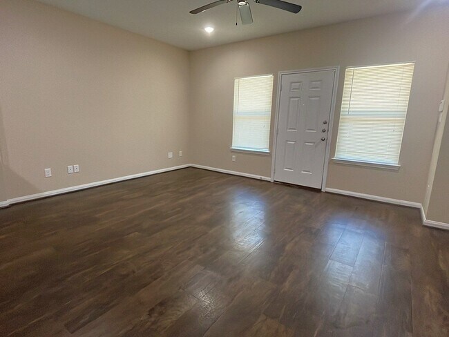 8138 Gallahad St in Houston, TX - Foto de edificio - Building Photo