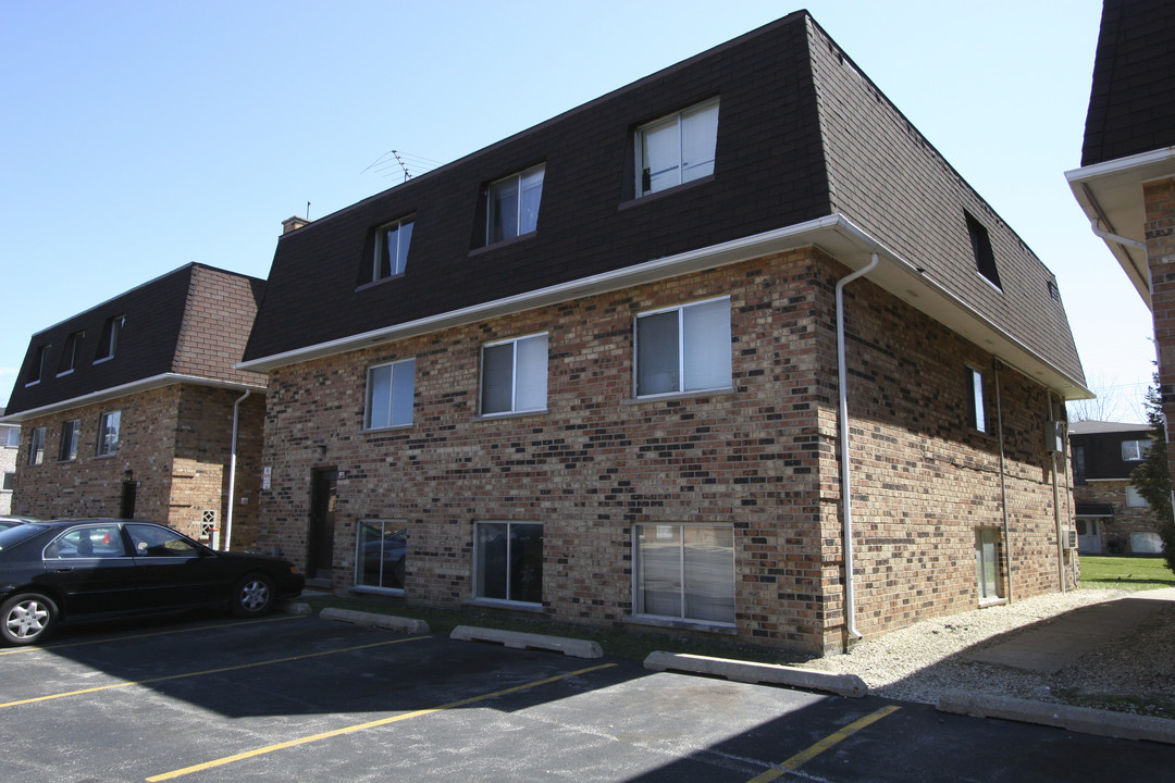 9971 Linda Ln in Des Plaines, IL - Building Photo