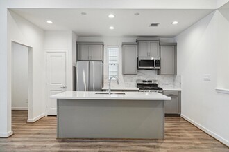 1215 Highland Square Ln in Houston, TX - Building Photo - Building Photo
