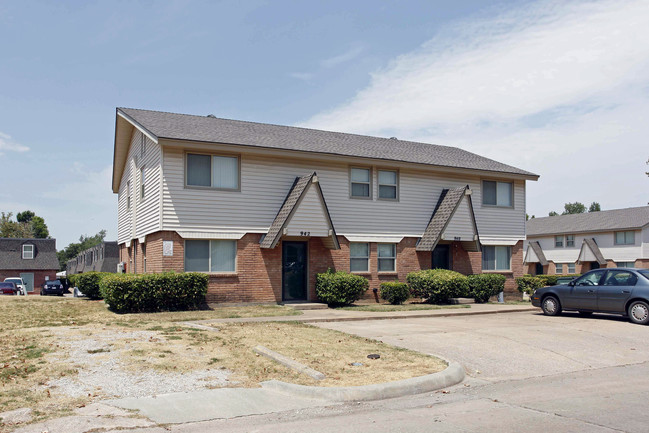 Halray Townhomes in Norman, OK - Foto de edificio - Building Photo