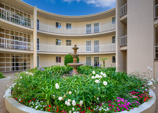 Santa Monica La Ronda in Santa Monica, CA - Foto de edificio - Building Photo