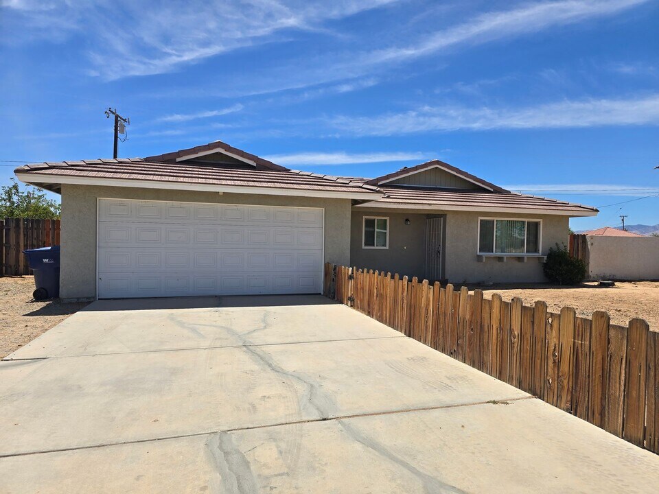 8710 S Loop Blvd in California City, CA - Building Photo