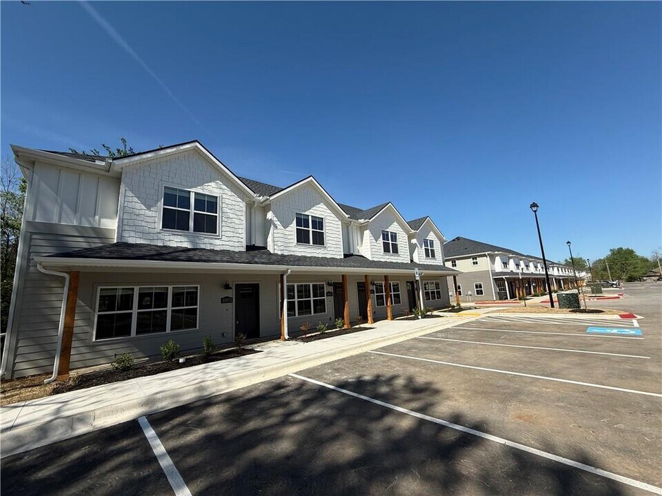 1875 S Garland Ave in Fayetteville, AR - Building Photo