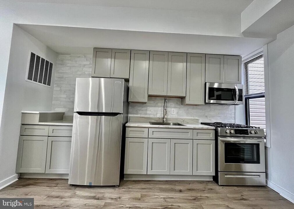 2105 E Huntingdon St in Philadelphia, PA - Building Photo