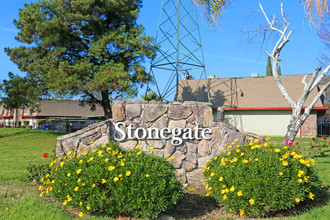 Stonegate Apartments in Sacramento, CA - Foto de edificio - Building Photo