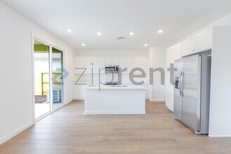 8399 Sinesky Wy in Elk Grove, CA - Building Photo - Building Photo