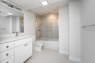 54-56 Athol St, Unit 1 in Boston, MA - Foto de edificio - Building Photo