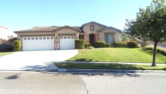 1767 Riverstone St in Corona, CA - Building Photo