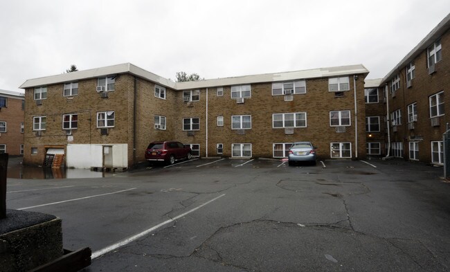 On Apartments in Orange, NJ - Foto de edificio - Building Photo