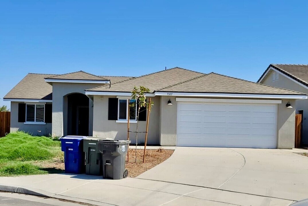 7311 Millers Pt Ln in Bakersfield, CA - Building Photo