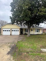 501 Cindyrella Dr in Highlands, TX - Building Photo