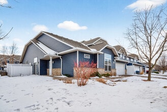 475 Hickory Ln N in Oakdale, MN - Building Photo - Building Photo