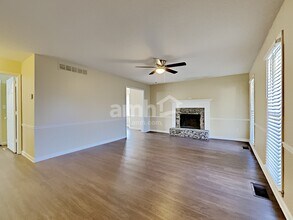 34 Bell Ct in Douglasville, GA - Foto de edificio - Building Photo