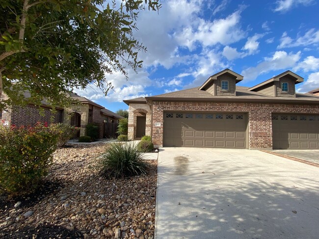 688 Creekside Cir in New Braunfels, TX - Building Photo - Building Photo