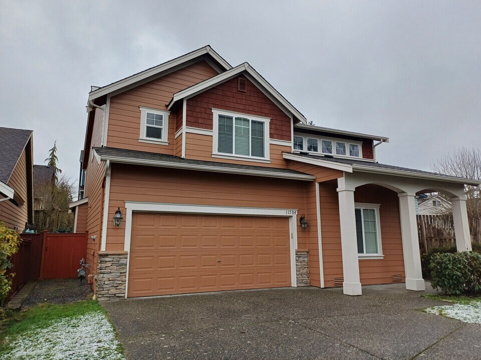 11704 1st Pl SE in Lake Stevens, WA - Building Photo