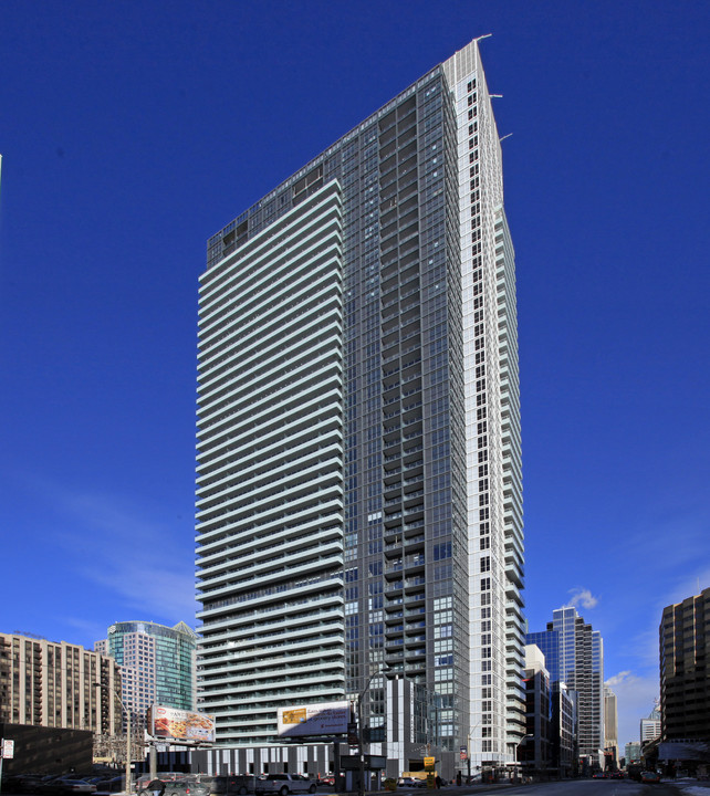 300 Front Street West in Toronto, ON - Building Photo