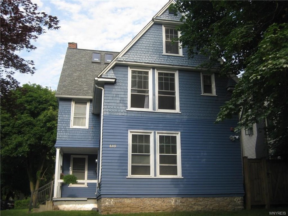 619 Elmwood Ave in Buffalo, NY - Building Photo