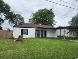 418 E 1st St in Deer Park, TX - Building Photo