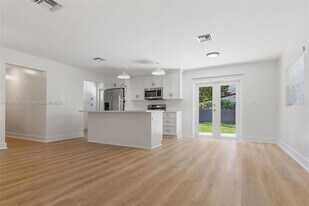 215 Grant Dr in Coral Gables, FL - Building Photo