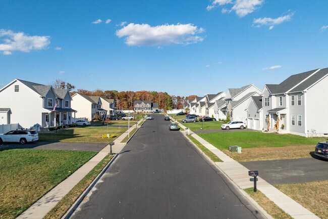 Whispering Pines in Bayville, NJ - Foto de edificio - Building Photo