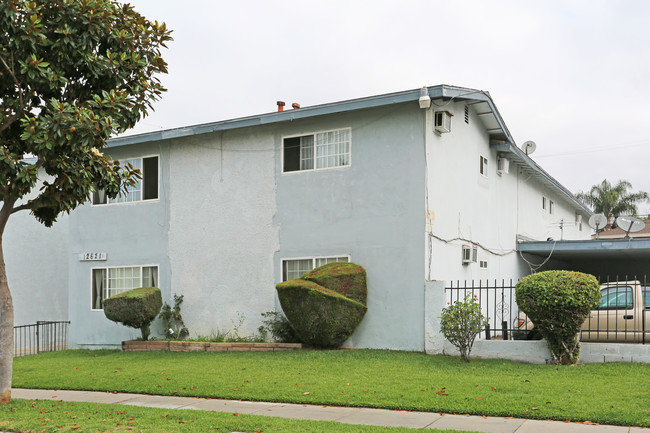 12621 Sunswept Ave in Garden Grove, CA - Foto de edificio - Building Photo