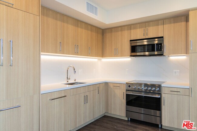 7566 Sunset Blvd-Unit -401PH-E in Los Angeles, CA - Building Photo - Building Photo