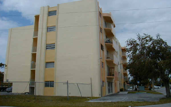 Chase Holdings Apartments in Miami, FL - Foto de edificio - Building Photo