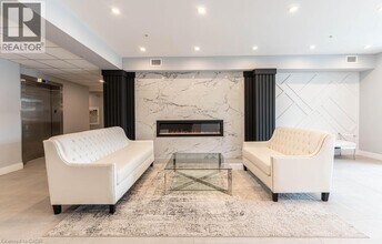 120 Springvalley Crescent in Hamilton, ON - Building Photo - Building Photo