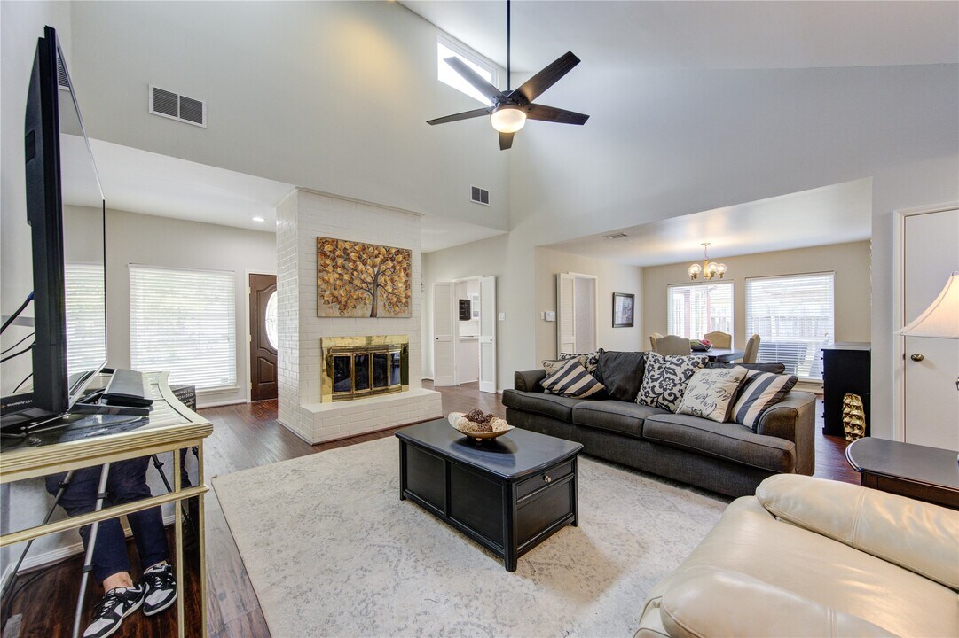 12147 Ella Lee Ln in Houston, TX - Building Photo