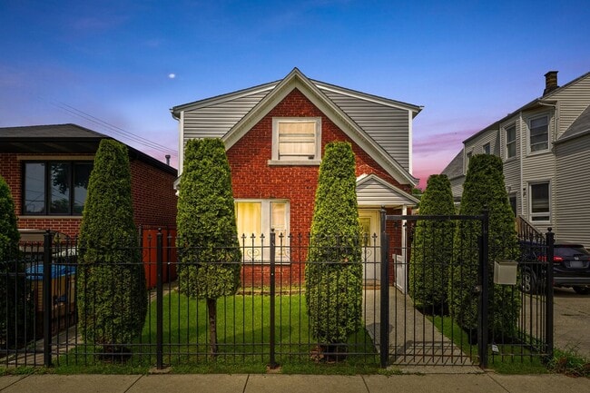 2220 N Monitor Ave in Chicago, IL - Building Photo - Building Photo