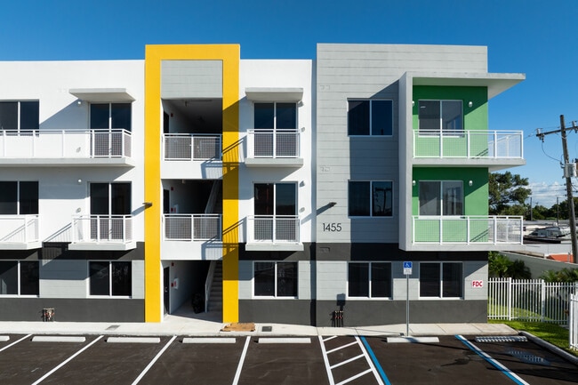 Ecco Lofts in Hialeah, FL - Foto de edificio - Building Photo