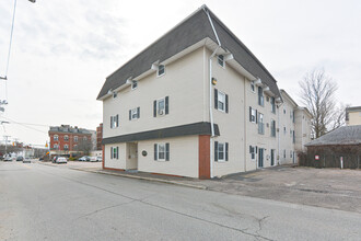 16 Richards Ave, Unit 301 in North Attleboro, MA - Foto de edificio - Building Photo