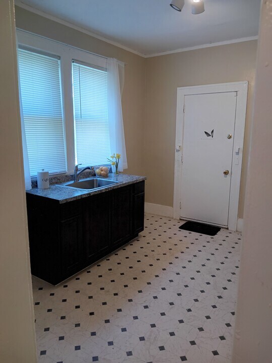 568 Lakewood St in Detroit, MI - Building Photo
