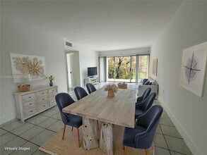 706 NW 87th Ave, Unit 205 in Miami, FL - Building Photo - Building Photo