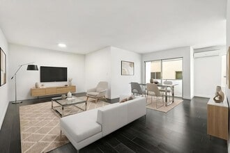 2065 Rodney Drive in Los Angeles, CA - Building Photo - Building Photo