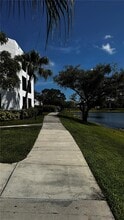 211 Lake Pointe Dr in Oakland Park, FL - Building Photo - Building Photo