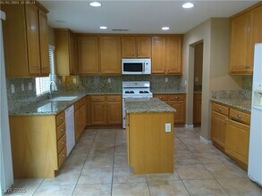 7051 Oakwood Pines Ct in Las Vegas, NV - Building Photo - Building Photo