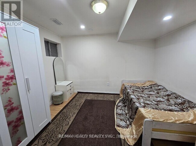 38 Carter Dr in Brampton, ON - Building Photo - Building Photo