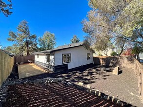 61555 SE Alstrup Rd in Bend, OR - Foto de edificio - Building Photo