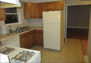 28 N King Arthur Ct in Northlake, IL - Building Photo - Building Photo