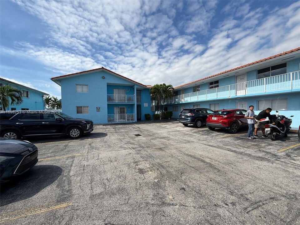 5746 W 26th Ave in Hialeah, FL - Foto de edificio