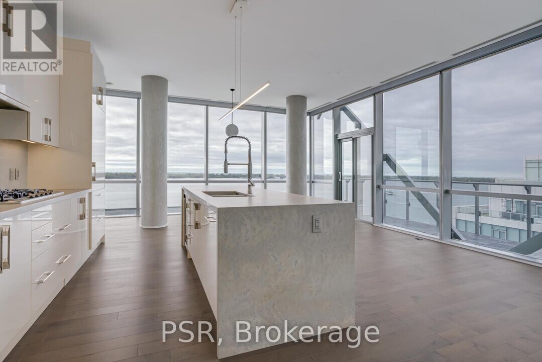 39 Queens Quay E in Toronto, ON - Building Photo