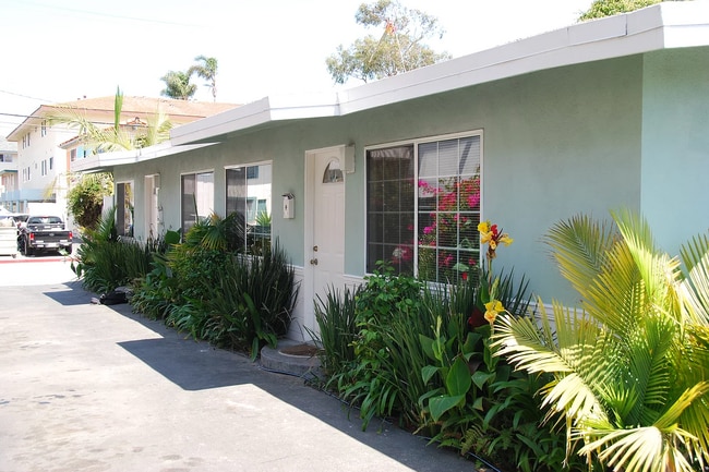 1025 El Embarcadero Rd, Unit B in Goleta, CA - Building Photo - Building Photo