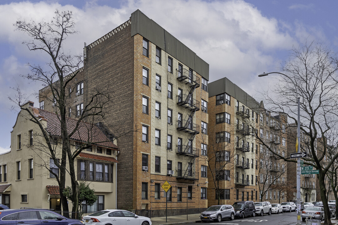 30 Park Ter E in New York, NY - Building Photo