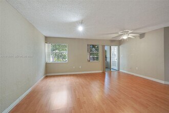 2871 N Oakland Forest Dr in Fort Lauderdale, FL - Building Photo - Building Photo