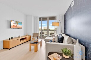 2602 E Hallandale Beach Blvd in Hallandale Beach, FL - Building Photo