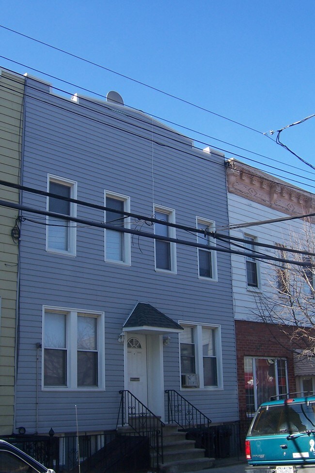 478 Grandview Ave in Flushing, NY - Building Photo - Building Photo