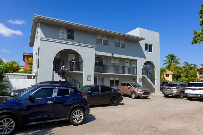2270 W 54th Pl, Unit 2 in Hialeah, FL - Foto de edificio - Building Photo