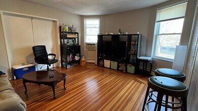 158 Holland St, Unit 1 in Somerville, MA - Foto de edificio - Building Photo